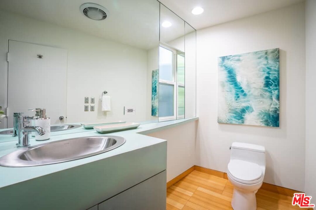 899 Commonwealth Avenue Venice, CA 90291 - Photo 18 of 47 a bathroom with a toilet sink and mirror