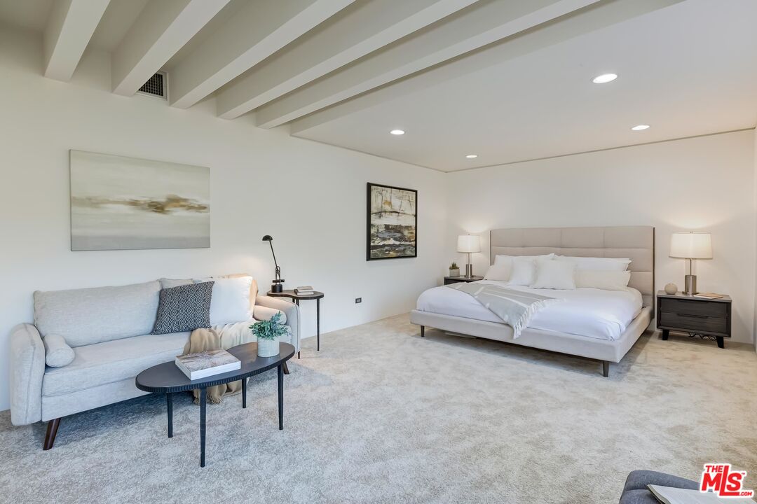 899 Commonwealth Avenue Venice, CA 90291 - Photo 19 of 47 a bedroom with a bed a couch and a potted plant