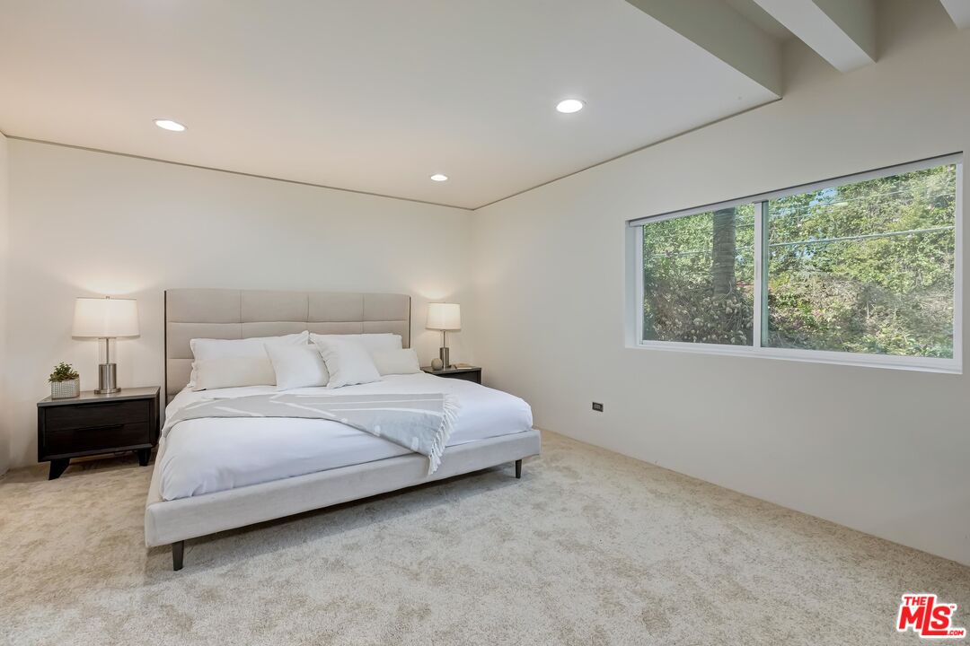 899 Commonwealth Avenue Venice, CA 90291 - Photo 21 of 47 a spacious bedroom with a bed and a window