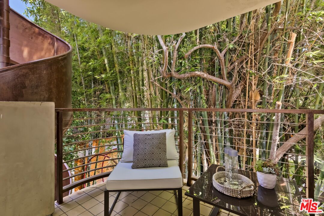 899 Commonwealth Avenue Venice, CA 90291 - Photo 25 of 47 a view of a door and chair