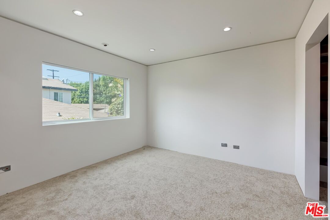 899 Commonwealth Avenue Venice, CA 90291 - Photo 26 of 47 a view of an empty room with a window