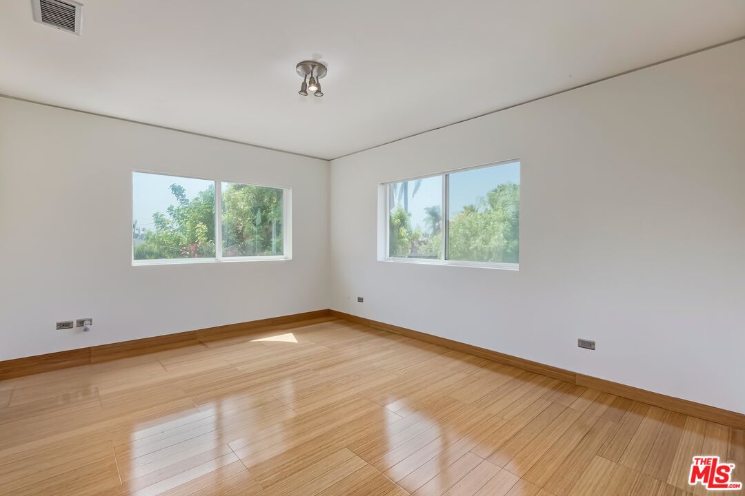 899 Commonwealth Avenue Venice, CA 90291 - Photo 29 of 47 a view of an empty room with wooden floor and a window