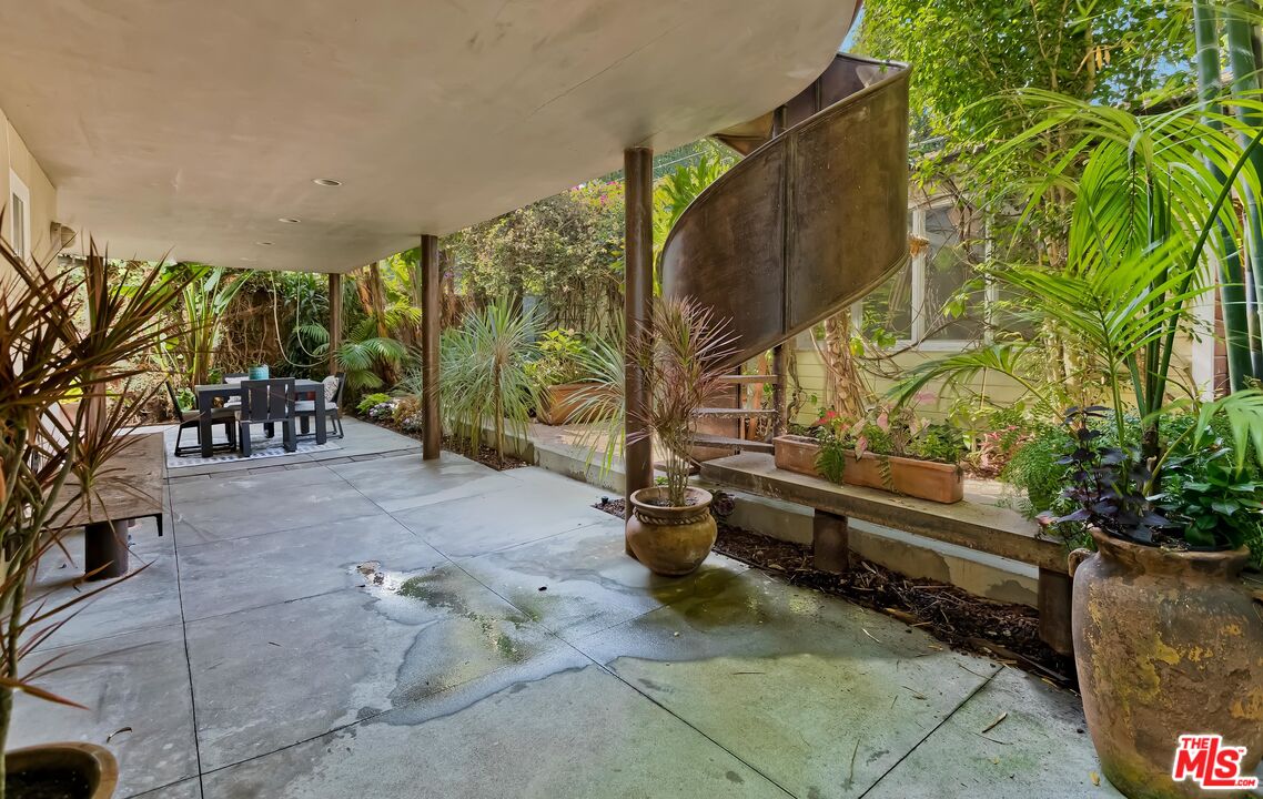 899 Commonwealth Avenue Venice, CA 90291 - Photo 31 of 47 a backyard of a house with outdoor seating