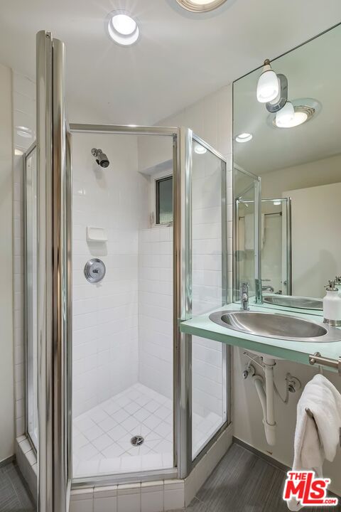 899 Commonwealth Avenue Venice, CA 90291 - Photo 32 of 47 a bathroom with a sink a mirror a vanity and shower