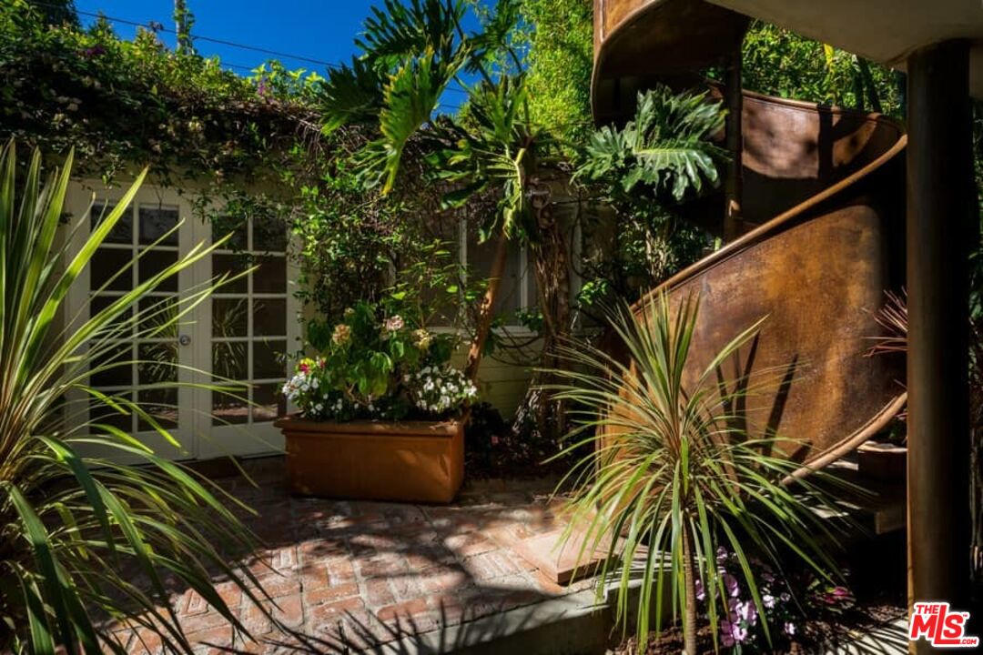 899 Commonwealth Avenue Venice, CA 90291 - Photo 35 of 47 a view of a garden