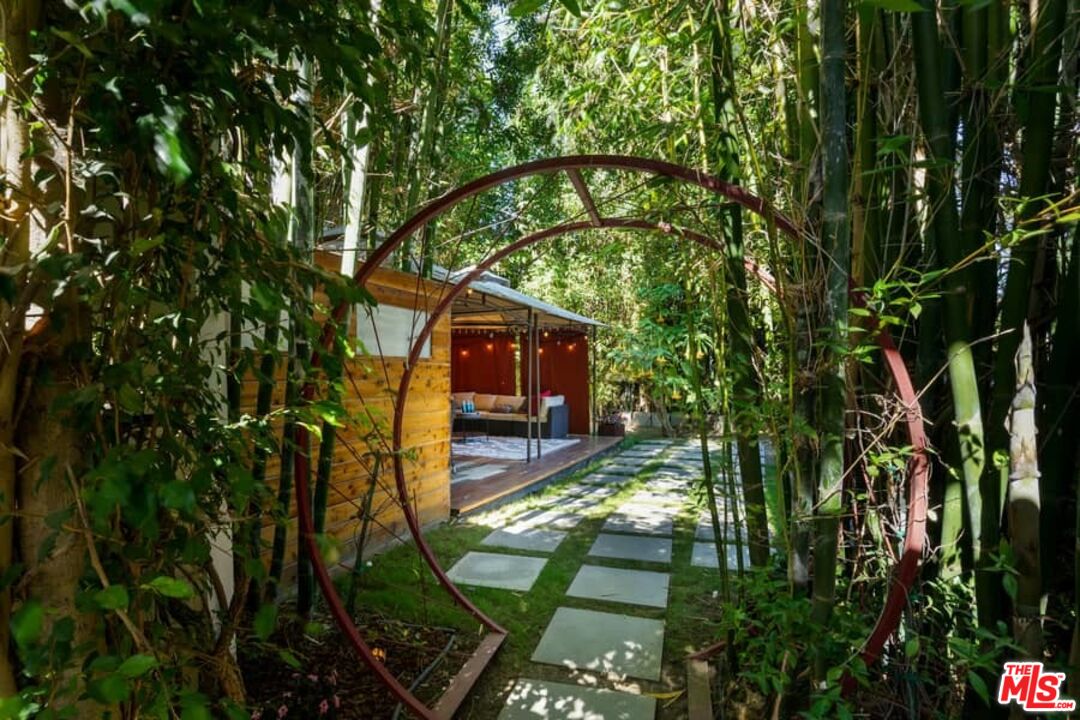 899 Commonwealth Avenue Venice, CA 90291 - Photo 37 of 47 a view of yard with green space