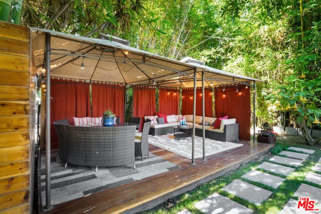 899 Commonwealth Avenue Venice, CA 90291 - Photo 41 of 47 a view of patio with table and chairs under an umbrella