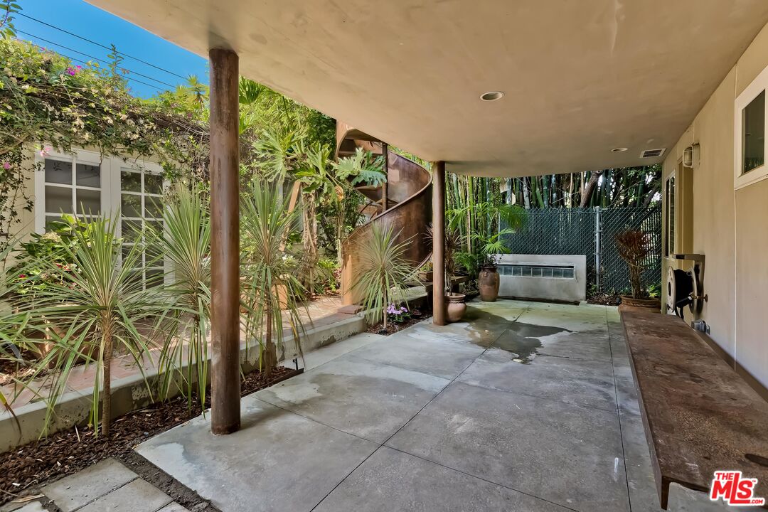899 Commonwealth Avenue Venice, CA 90291 - Photo 42 of 47 a view of an entrance to house