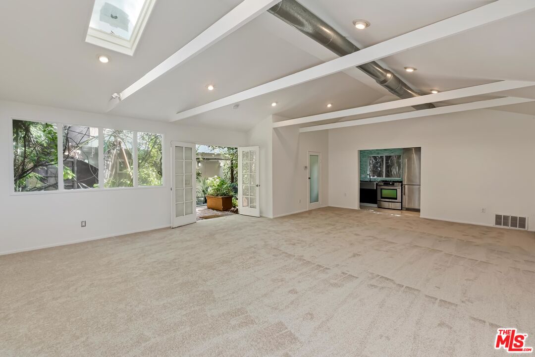 899 Commonwealth Avenue Venice, CA 90291 - Photo 43 of 47 a view of an empty room with a window