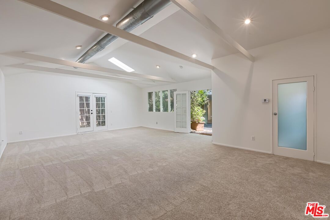 899 Commonwealth Avenue Venice, CA 90291 - Photo 44 of 47 a view of an empty room with a window