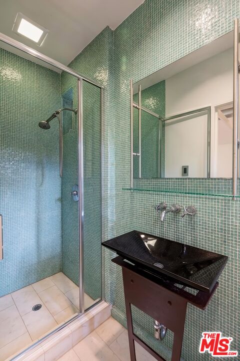 899 Commonwealth Avenue Venice, CA 90291 - Photo 46 of 47 a bathroom with a sink and a mirror
