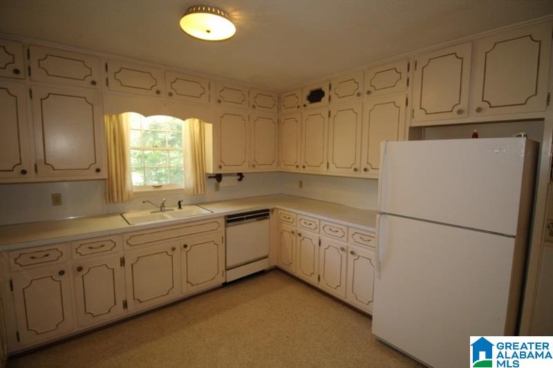945 Pine Hill Road Birmingham, AL 35235 - Photo 7 of 20