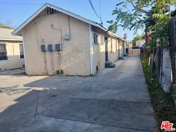 $1,600,000 | 1139 East 69th Street, Los Angeles, CA 90001