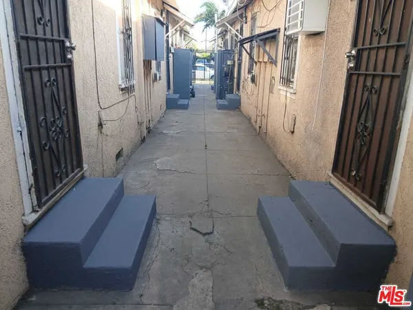 $1,600,000 | 1139 East 69th Street, Los Angeles, CA 90001