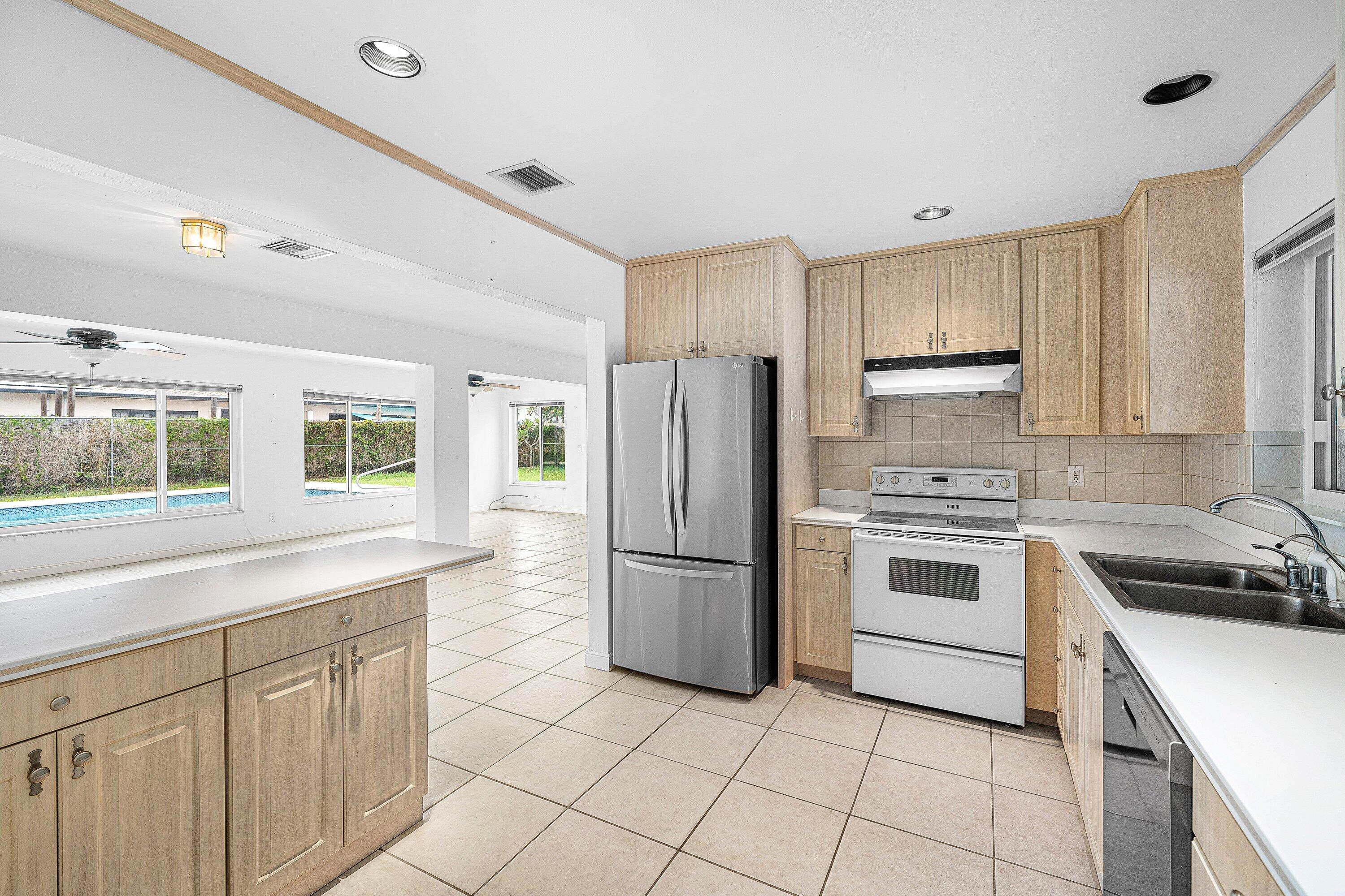 311 Northeast 23rd Way Boca Raton, FL 33431 - Photo 15 of 31 Kitchen