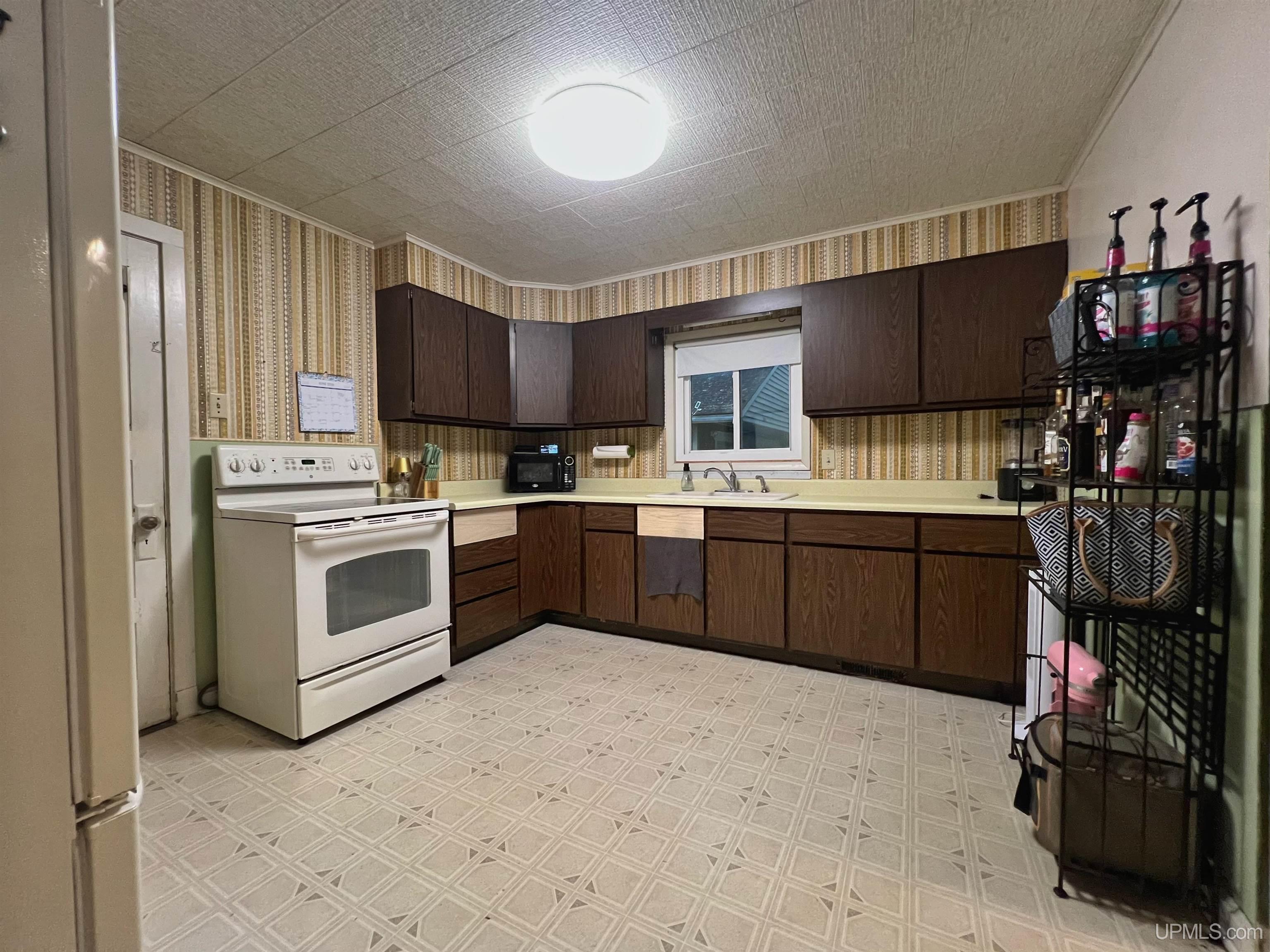810 Section Street Norway, MI 49870 - Photo 8 of 23