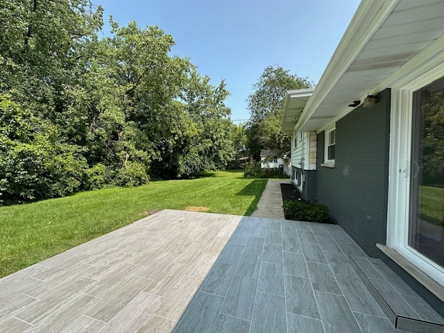 906 Revere Road Glenview, IL 60025 - Photo 28 of 32 a view of backyard with green space