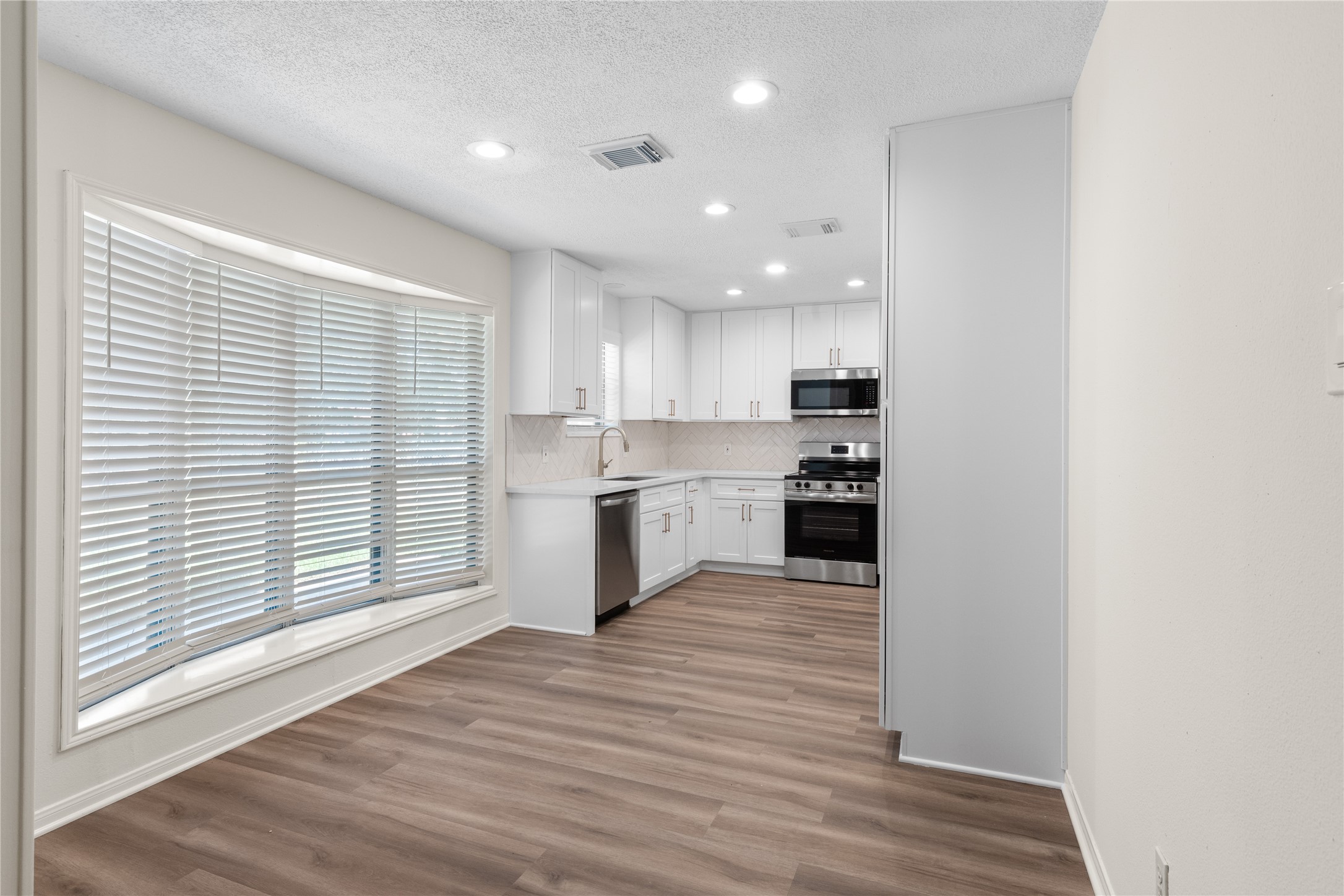 907 Avenue B Sweeny, TX 77480 - Photo 9 of 23 Dining area looking toward kitchen