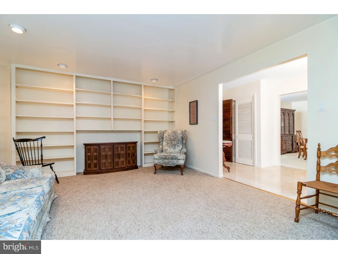 121 Greenvale Road Cherry Hill, NJ 08034 - Photo 5 of 24 Living Room