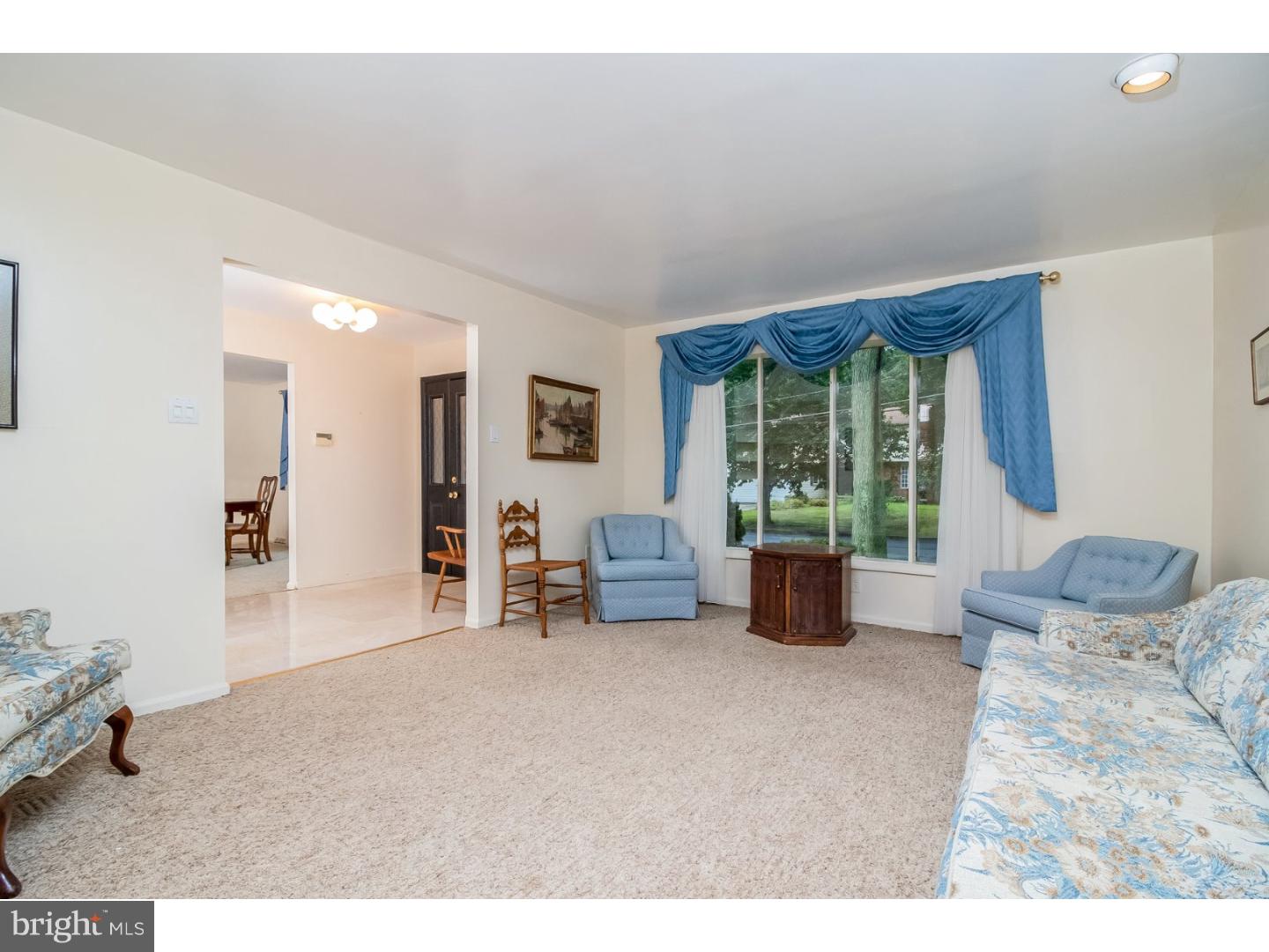 121 Greenvale Road Cherry Hill, NJ 08034 - Photo 6 of 24 Living Room
