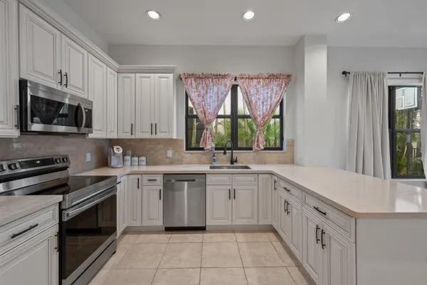 $6,900 | 2055 Regents Boulevard, West Palm Beach, FL 33409