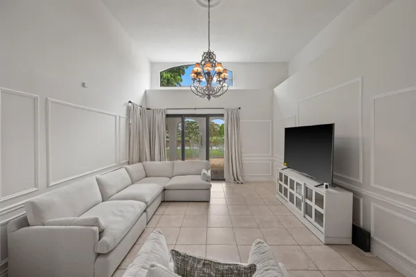 $6,900 | 2055 Regents Boulevard, West Palm Beach, FL 33409