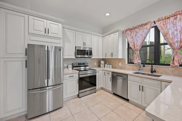 $6,900 | 2055 Regents Boulevard, West Palm Beach, FL 33409