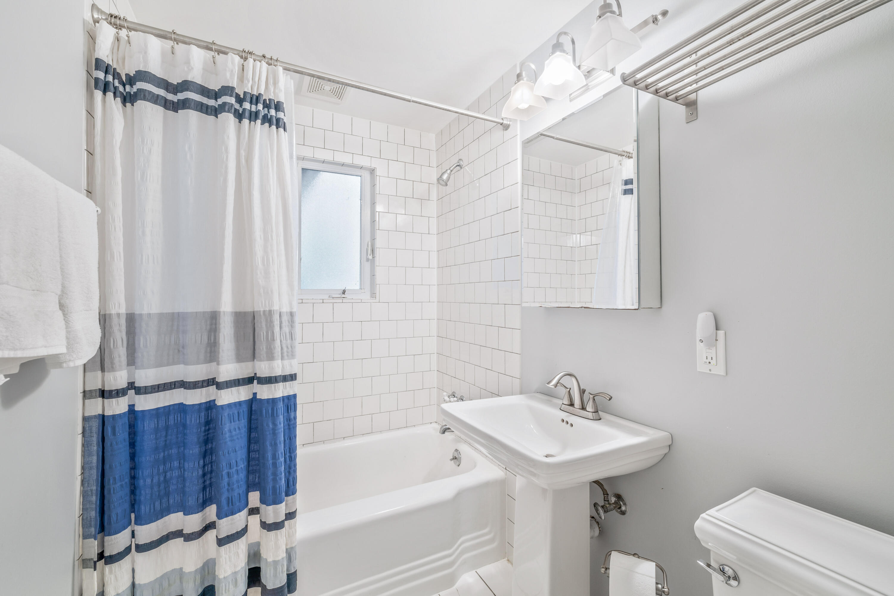 24 Upper Loch Vista Drive Williams Bay, WI 53191 - Photo 15 of 28 Guest Bath