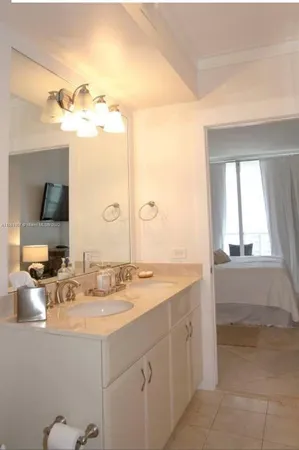 $4,000 | 6365 Collins Avenue, Unit 2409, Miami Beach, FL 33141