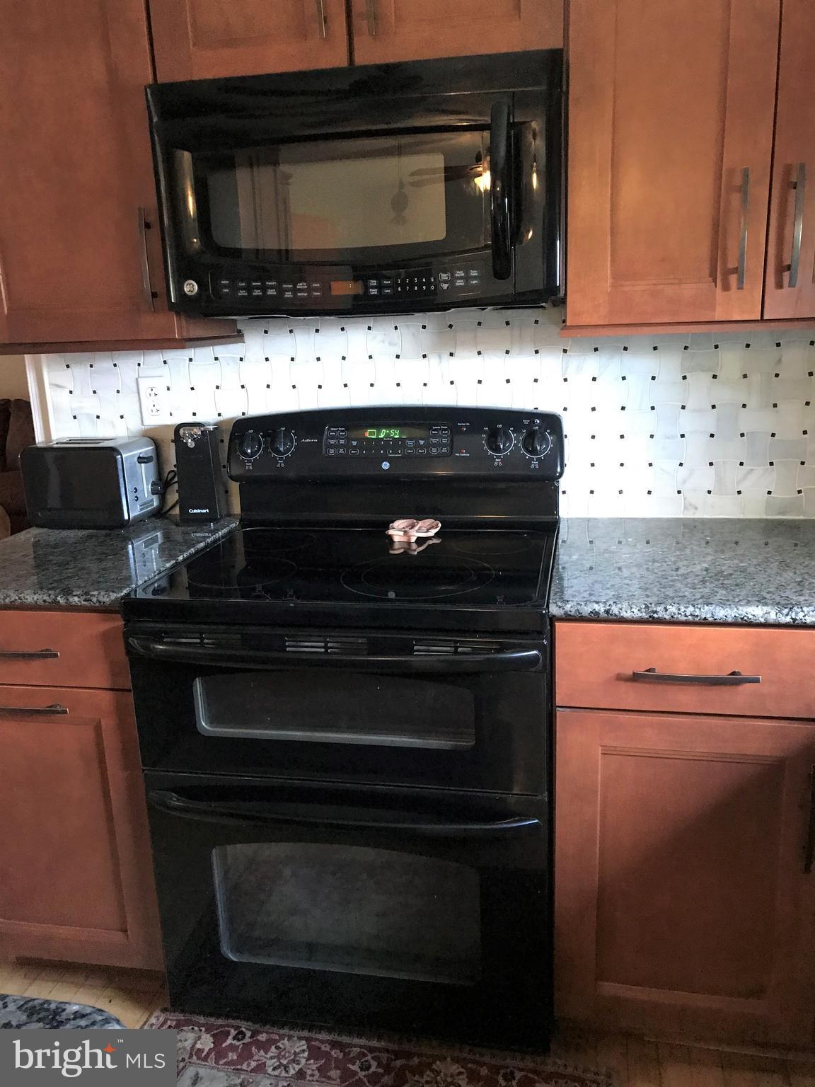 3 Heather Road Newark, DE 19702 - Photo 12 of 50 Double oven with microwave