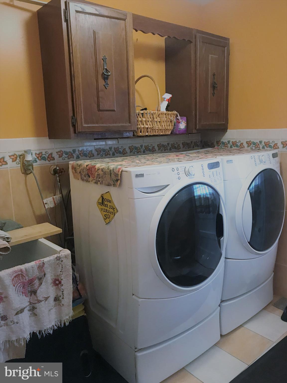 3 Heather Road Newark, DE 19702 - Photo 32 of 50 Main floor Laundry w sink