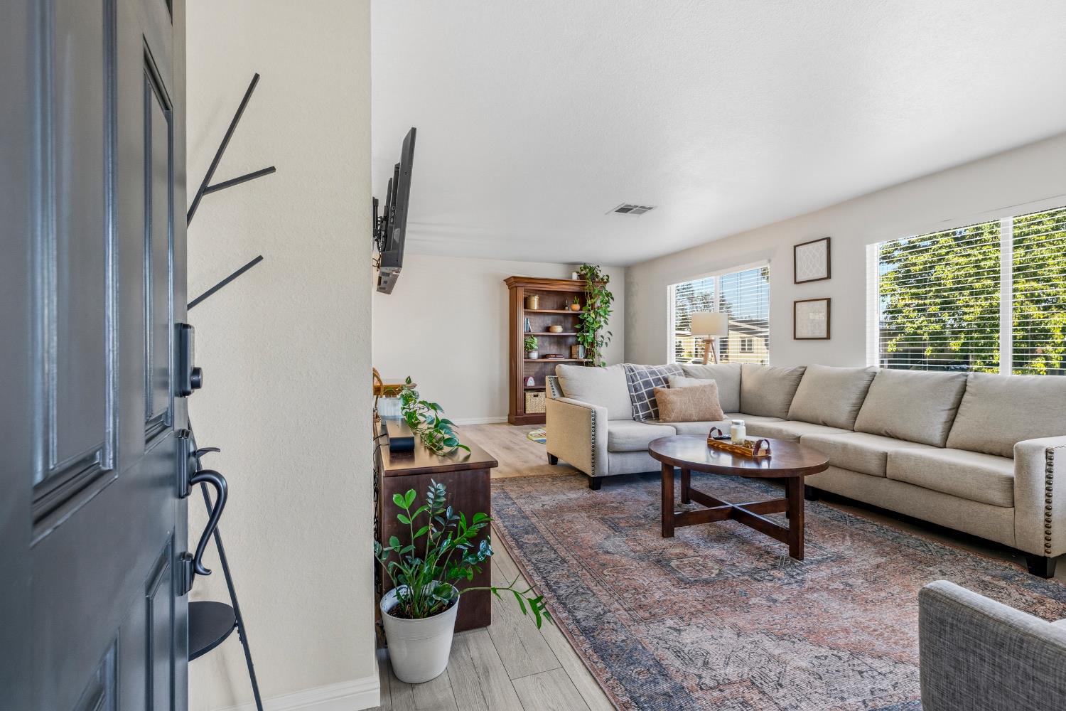 2841 Fowler Road, Unit 89 Ceres, CA 95307 - Photo 3 of 32 a living room with furniture and a potted plant