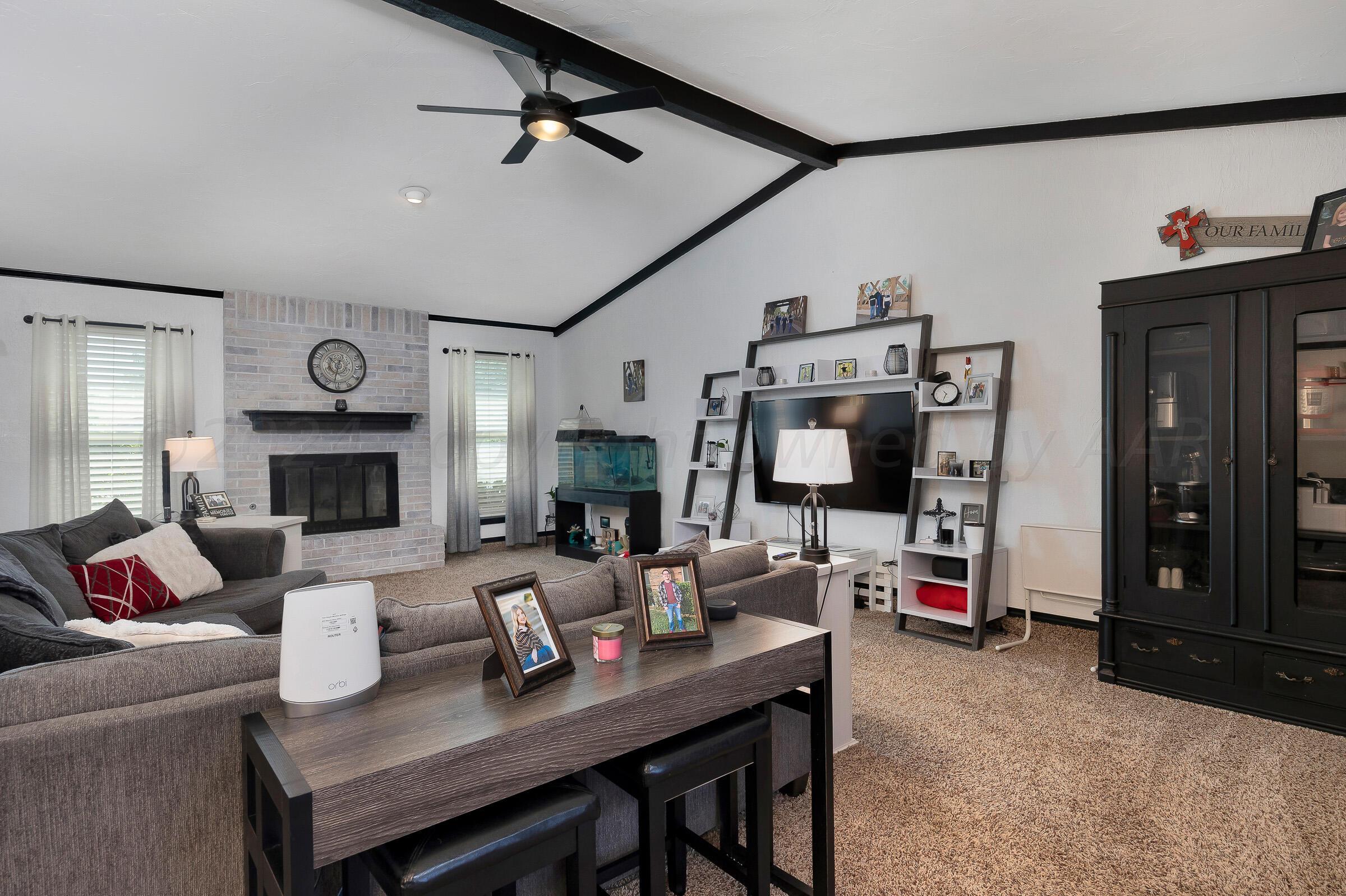 6524 Garwood Road Amarillo, TX 79109 - Photo 3 of 24 Living Room