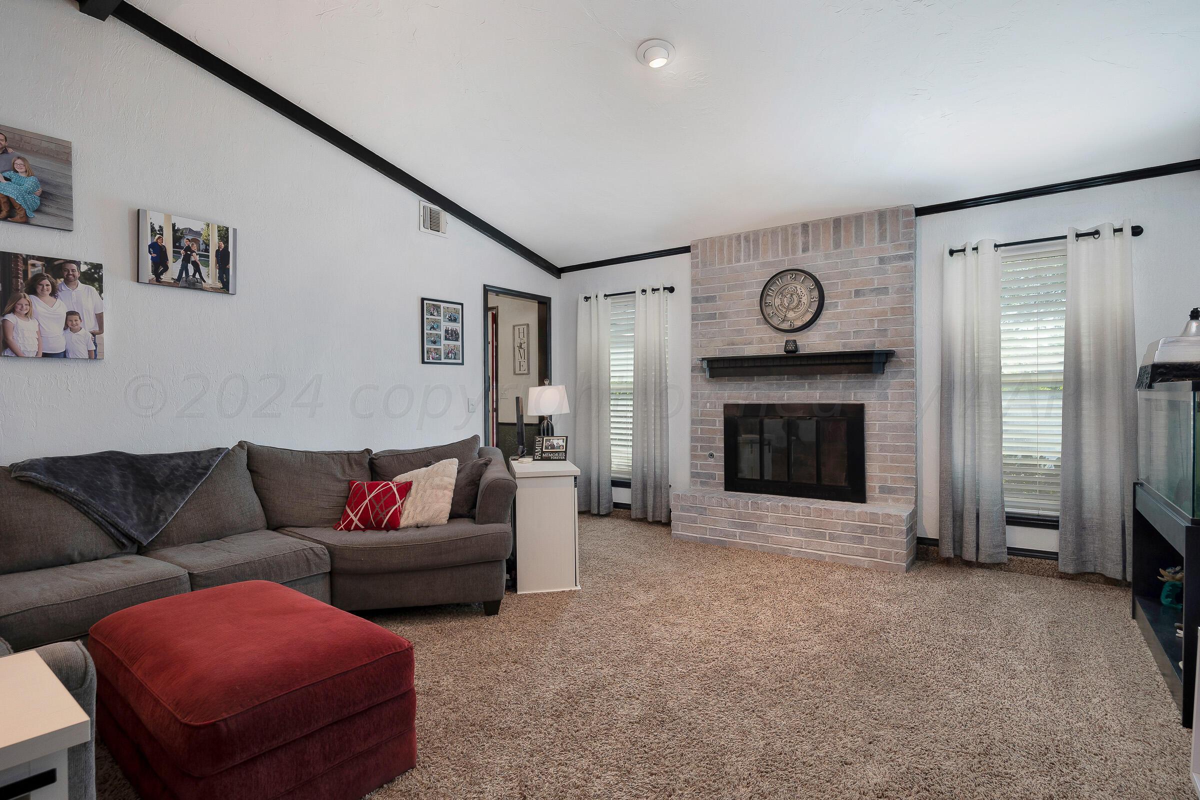 6524 Garwood Road Amarillo, TX 79109 - Photo 4 of 24 Living Room