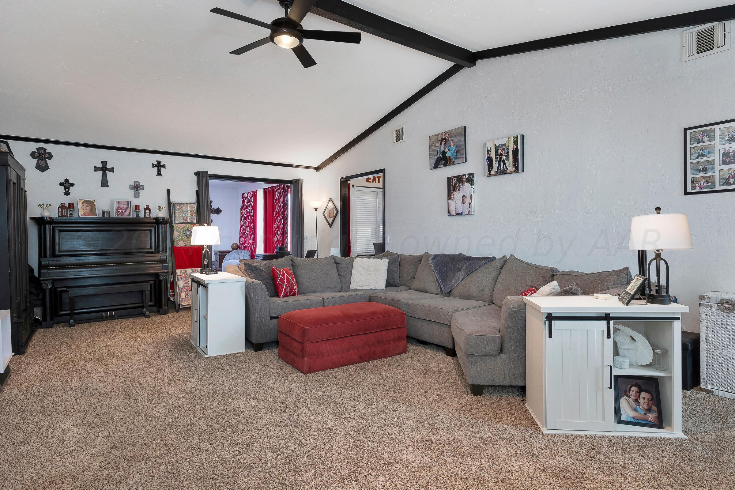 6524 Garwood Road Amarillo, TX 79109 - Photo 5 of 24 Living Room