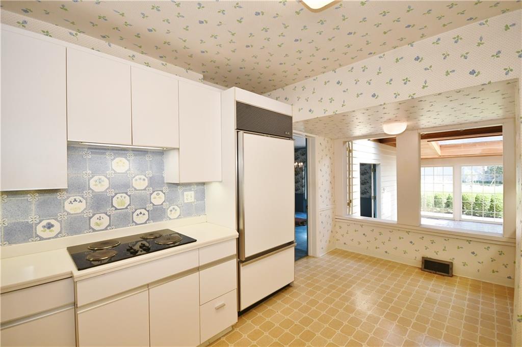405 East Waldheim Road Pittsburgh, PA 15215 - Photo 7 of 25 Cheery eat-in kitchen boasts a sub-zero refrigerator.