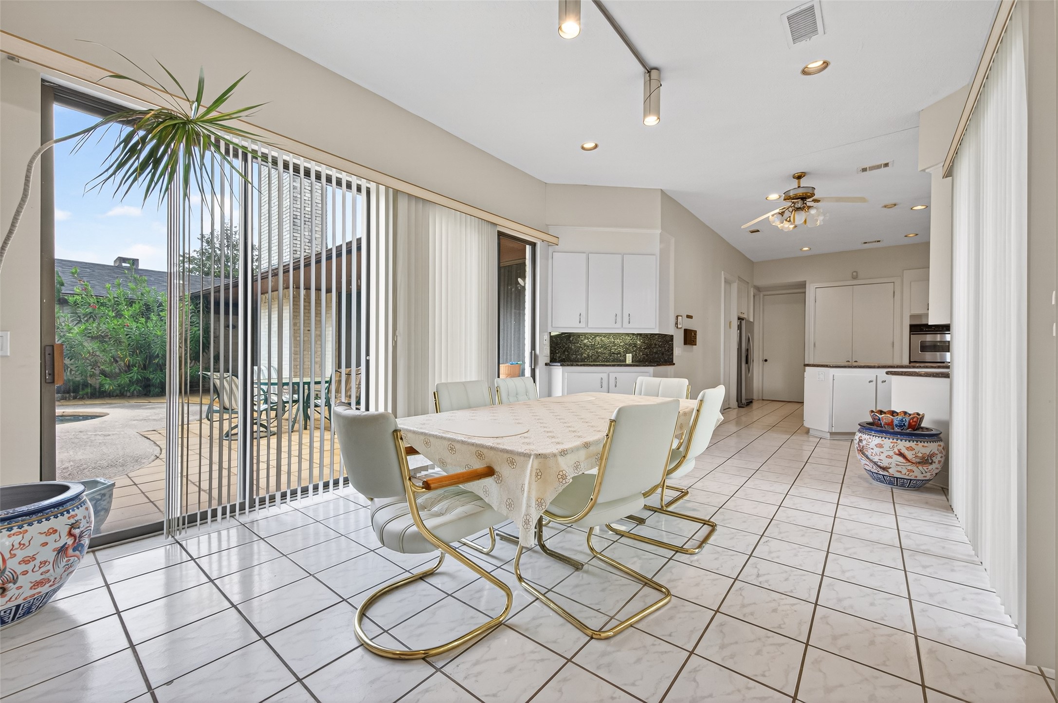 8103 Lake Edge Court Houston, TX 77071 - Photo 23 of 48 Flexible space off kitchen ideal for casual dining or cards
