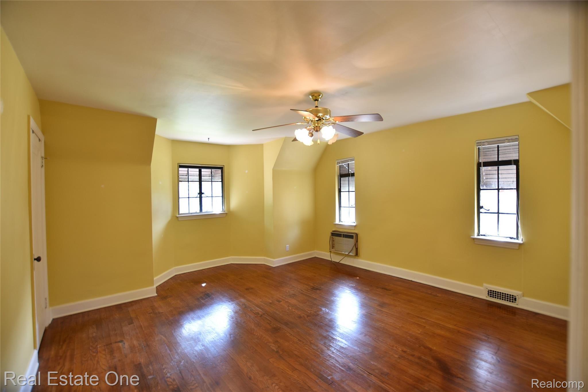 206 Chippewa Road Pontiac, MI 48341 - Photo 20 of 35 large Master Bedroom w/WIC
