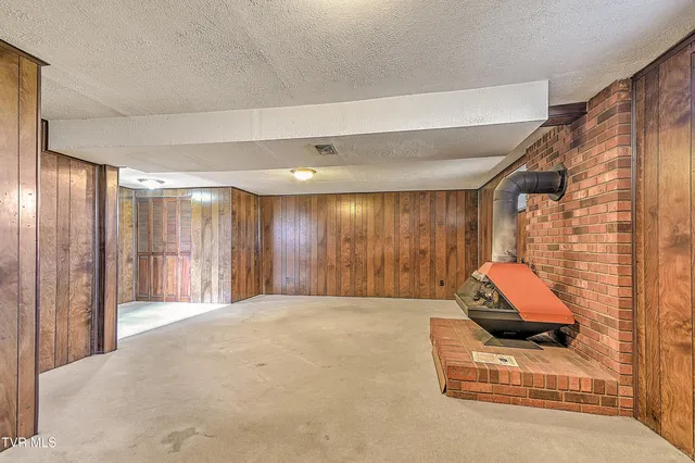 $349,900 | 325 Mayfield Drive, Bristol, TN 37620