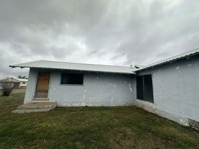 a view of a house with backyard