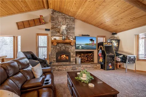 $1,095,000 | 41537 Mockingbird Drive, Big Bear Lake, CA 92315