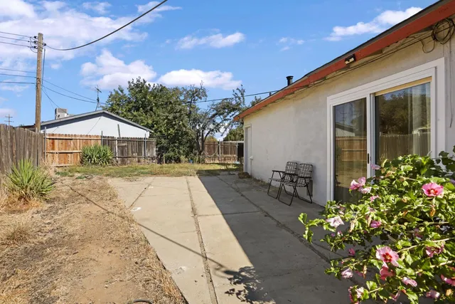 a front view of house with yard