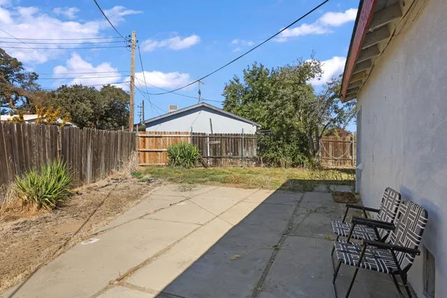 a house with swimming pool in front of it