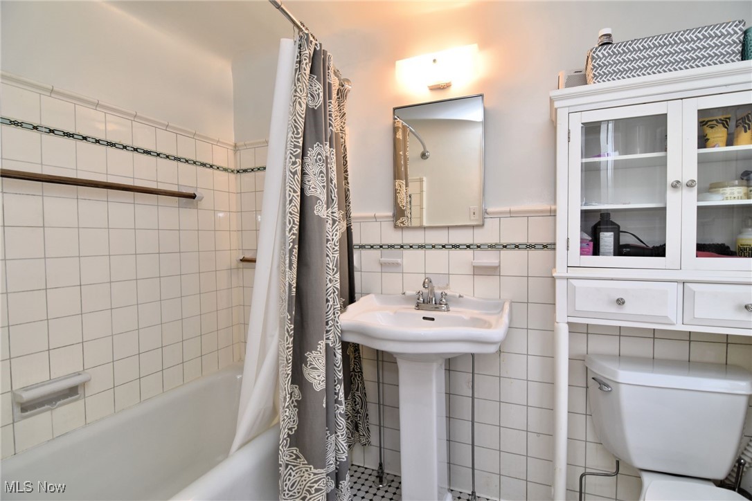 3519 Townley Road Beachwood, OH 44122 - Photo 29 of 47 Private Bath attached to Bedroom 3