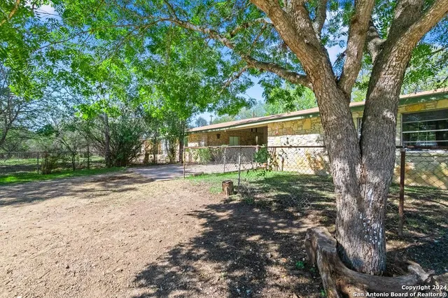 $1,025,000 | 6268 Highway 27, Center Point, TX 78010