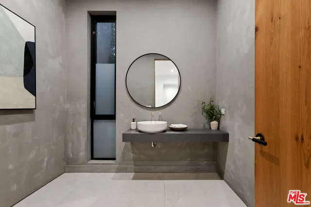 $32,000 | 356 North La Jolla Avenue, Los Angeles, CA 90048