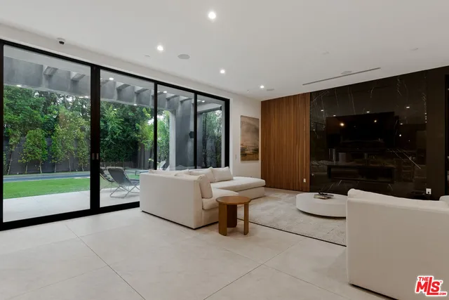 $32,000 | 356 North La Jolla Avenue, Los Angeles, CA 90048