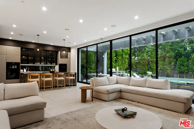 $32,000 | 356 North La Jolla Avenue, Los Angeles, CA 90048