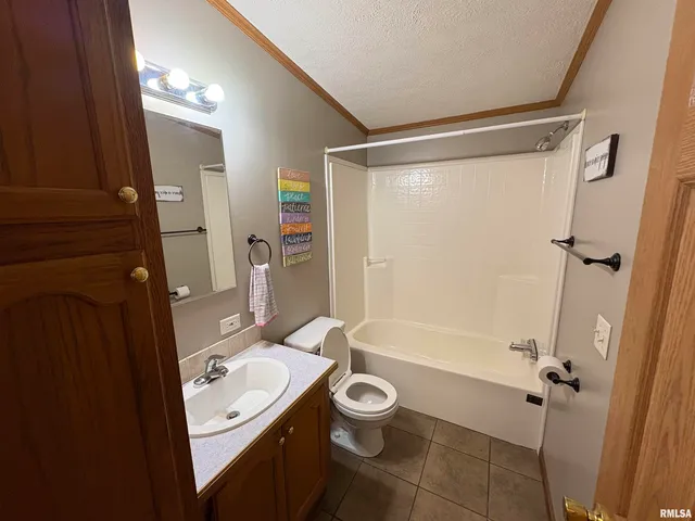 $210,000 | 18930 Co Highway 18, Centralia, IL 62801