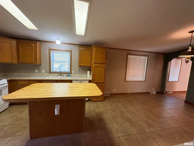 $210,000 | 18930 Co Highway 18, Centralia, IL 62801